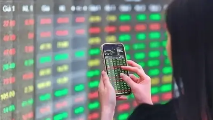 Chứng khoán đảo chiều ngoạn mục với biên độ hơn 50 điểm